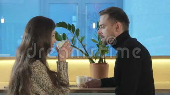 一个男人在咖啡馆里和他的女孩笑视频的预览图