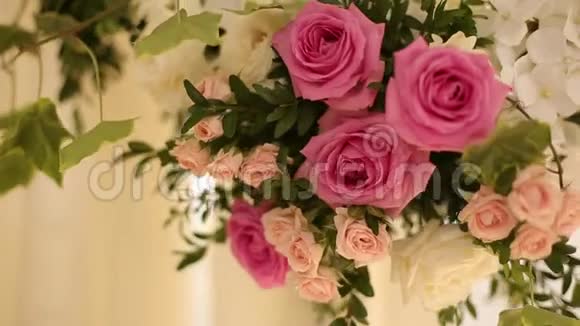 婚礼装饰花束和构图白色和粉红色玫瑰的假日花视频的预览图