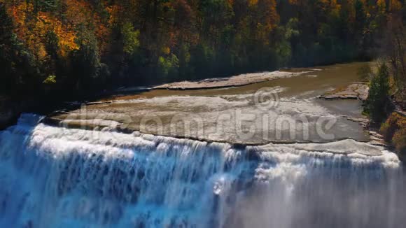 金塞河瀑布河岸上覆盖着秋天的森林莱奇沃思州立公园4K10位视频视频的预览图