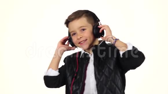 十几岁的男孩用耳机和舞蹈听音乐慢动作视频的预览图