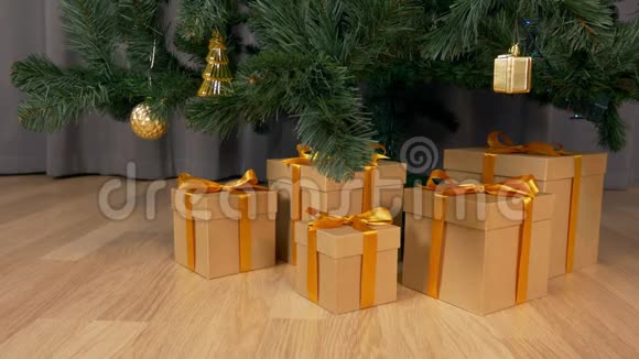 近距离追踪客厅圣诞树下的圣诞礼盒节日庆祝圣诞节前夕视频的预览图