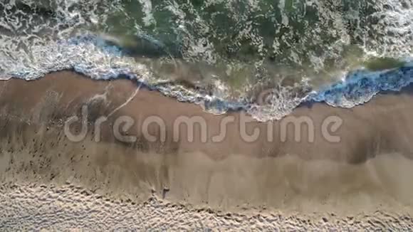 在保加利亚度假期间日出时海浪拍打在沙滩上视频的预览图