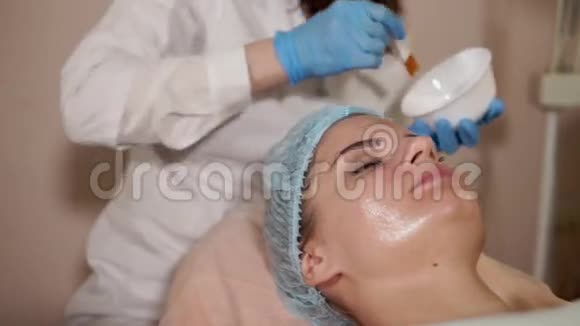宇宙学程序美容师给女人敷面膜视频的预览图