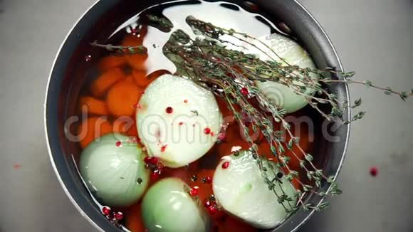 厨师用胡萝卜洋葱和香料煮蔬菜汤慢动作烹饪视频的预览图