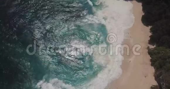 美丽的无人机在印度尼西亚巴厘岛努沙佩尼达的Kelingking海滩的空中景色视频的预览图