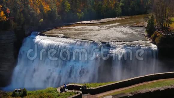 基纳塞河河岸上覆盖着秋天的森林莱奇沃思州立公园4K10位视频视频的预览图