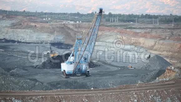 煤矿坑大型挖掘机值班视频的预览图