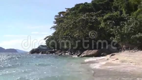 在无人居住的岛屿上的海滩视频的预览图