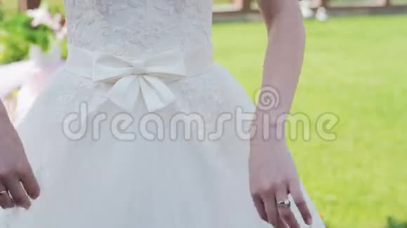 穿白色礼服的新娘的躯干视频的预览图