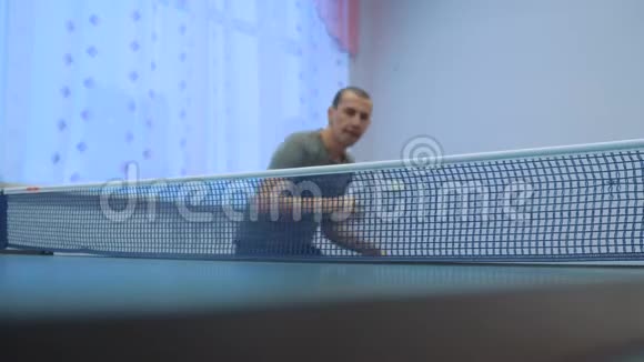乒乓球正手概念慢动作录像焦点模糊的男人生活方式打乒乓球运动视频的预览图