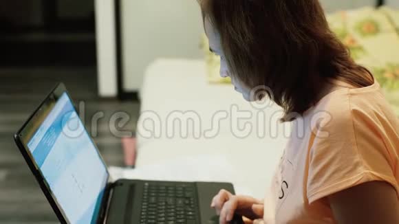 一个带手提电脑的疲惫的商务女性视频的预览图