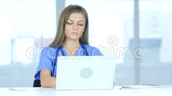 年轻女医生在医院打手提电脑视频的预览图
