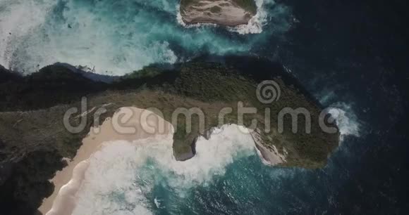 美丽的无人机在印度尼西亚巴厘岛努沙佩尼达的Kelingking海滩的空中景色视频的预览图