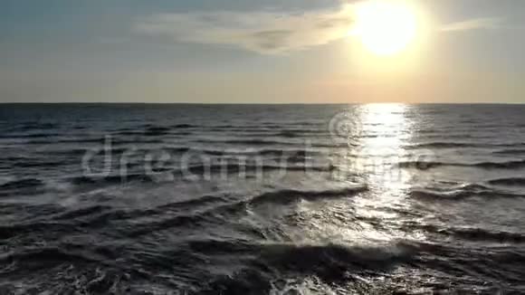 在保加利亚度假期间日出时海浪拍打在沙滩上视频的预览图