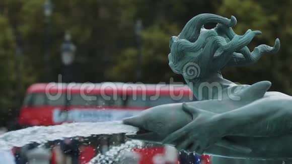 特拉法加广场的喷泉动作极其缓慢视频的预览图
