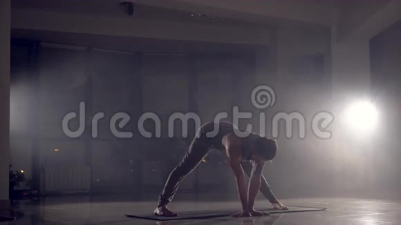 男瑜伽实习生在健身房练习手臂站立视频的预览图