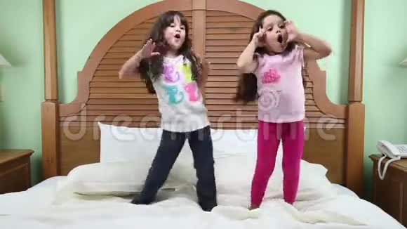 女孩们在床上跳舞视频的预览图