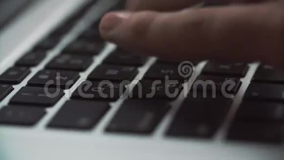 笔记本电脑键盘打字男性手在笔记本电脑键盘上触摸打字视频的预览图