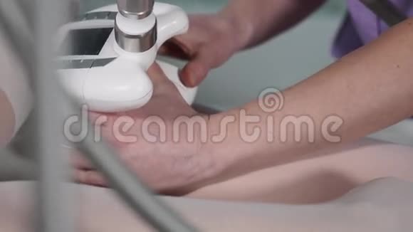 在美容院做腿部真空按摩的女人视频的预览图