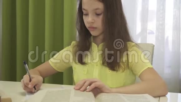 十几岁的女孩在餐桌上做家庭作业视频的预览图