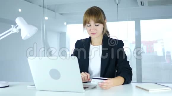 年轻女性忙于网上购物用信用卡付款视频的预览图