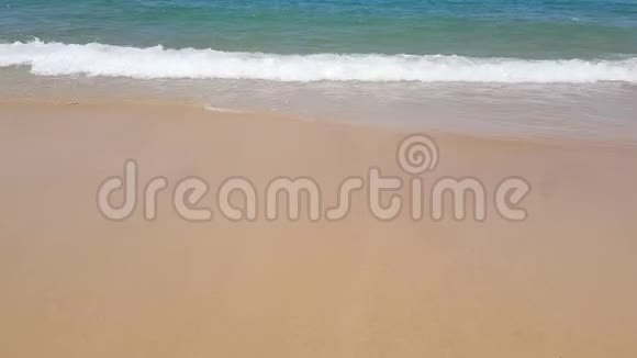 豪华酒店前的水晶海滩海浪海水迷人的清澈大海假日期间的自然海岸线背景视频的预览图