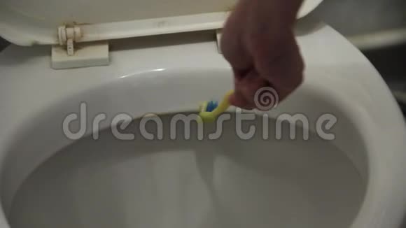 彻底清洁厕所使用牙刷视频的预览图