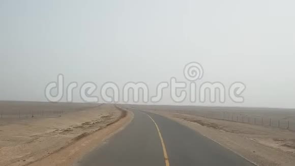 有人在空旷的沙漠道路上驾驶车辆的观点高角度快速模式司机视角视频的预览图