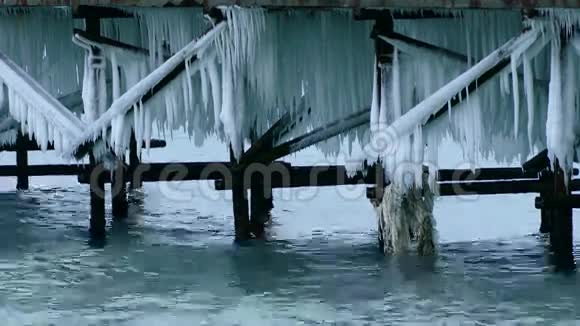 海上的码头上布满冰柱视频的预览图