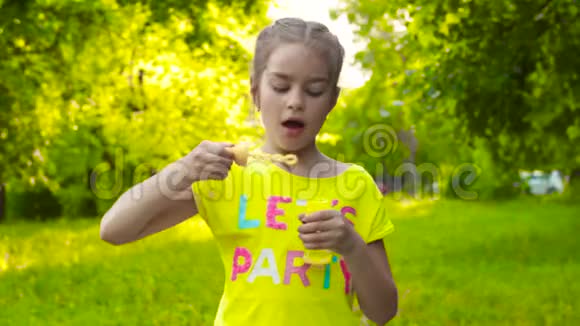 小女孩吹肥皂泡视频的预览图
