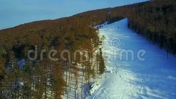 鸟瞰滑雪者沿着斜坡行驶视频的预览图