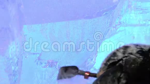 主刮刀在冰上做一个动作为展览制作一个冰雕视频的预览图