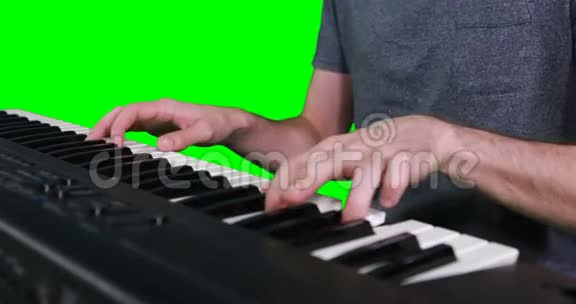 音乐家演奏电子钢琴的中间部分视频的预览图
