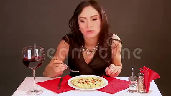 女人吃意大利面和肉视频的预览图