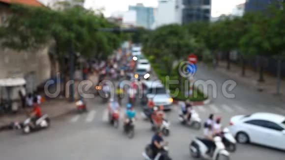 亚洲城市道路上的混乱交通爆炸镜头视频的预览图