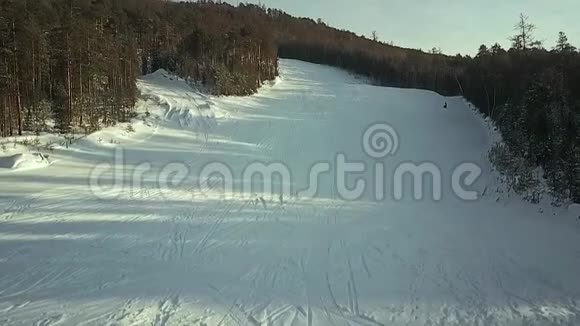 鸟瞰滑雪者沿着斜坡行驶视频的预览图