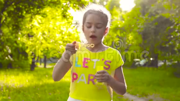 公园里吹肥皂泡的小女孩视频的预览图