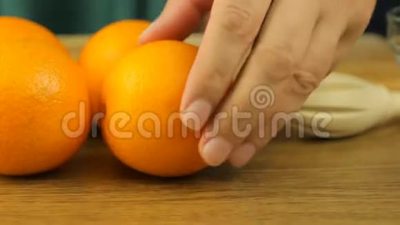 新鲜的柑橘类水果健康饮食观念的视频片段人片橘子和榨汁机视频的预览图