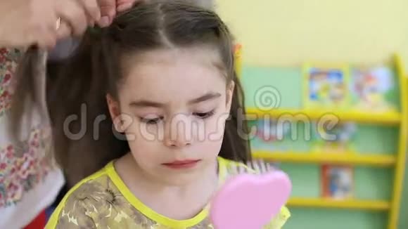 儿童发型理发师用辫子做发型视频的预览图