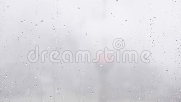 夏季雨水滴落在窗户玻璃上超慢动作大雨落在上海外滩地标背景下视频的预览图