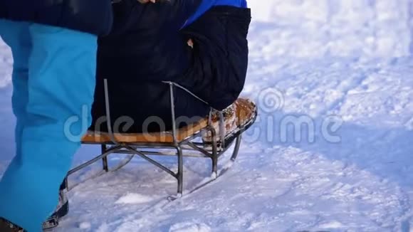 孩子们滑下一座雪山慢动作视频的预览图