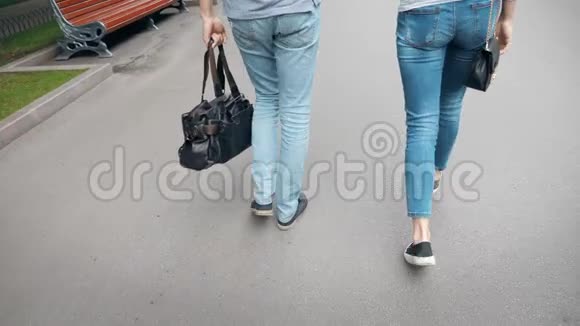 浪漫的情侣漫步在城市公园视频的预览图