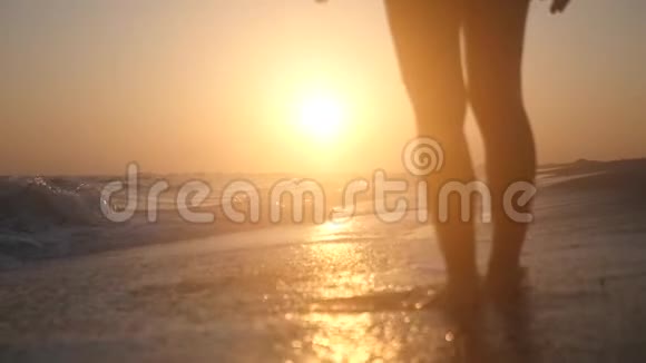 沿着海滨去日落在波浪上溅起浪花动作缓慢特写镜头高清1920x1080视频的预览图