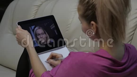 视频会议与导师在家接受在线教育的年轻女性远程教育慢动作视频的预览图