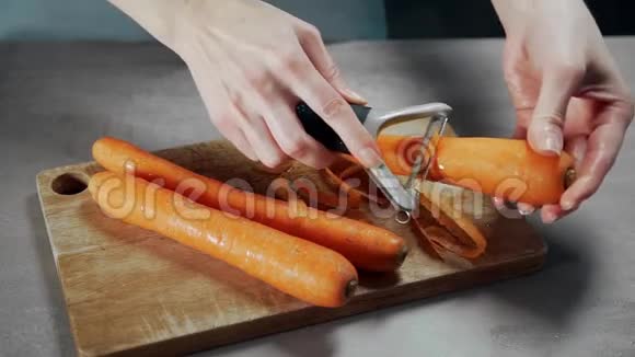 家庭主妇用胡萝卜剥素菜蔬菜沙拉在家做饭视频的预览图