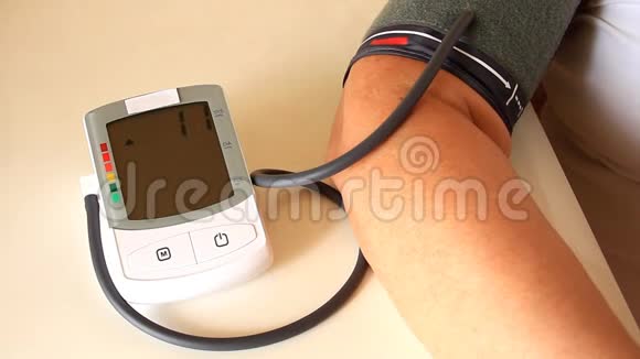 妇女用测量仪器测量血压视频的预览图