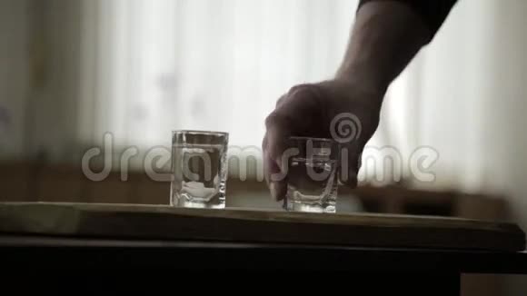 男人独自倒酒从两杯酒中迅速饮酒男性酗酒和抑郁视频的预览图