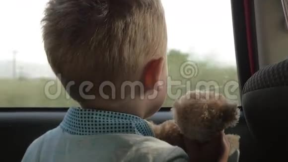 带着最喜欢的玩具熊乘车旅行的孩子视频的预览图
