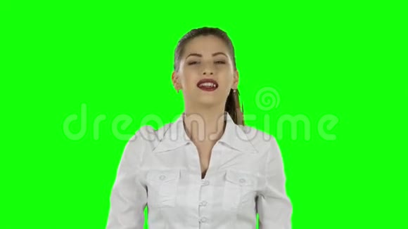 年轻的商业女性用手展示一些东西绿色屏幕视频的预览图