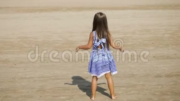 穿着条纹连衣裙和长发的女孩回来跳舞视频的预览图